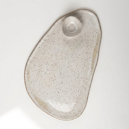Tábua de frios oval orgânica com molheira triângulo em cerâmica artesanal — argila Flocos, esmalte Branco AMME