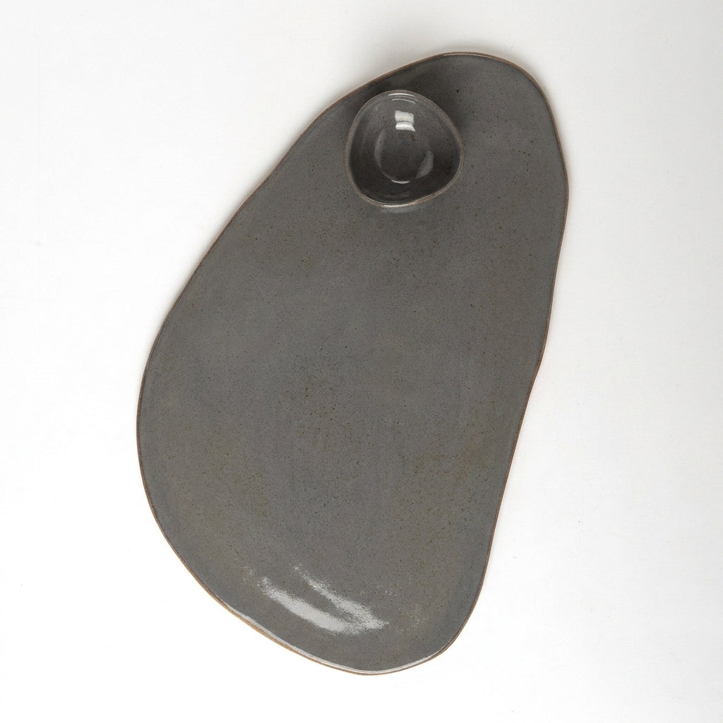 Tábua de frios oval orgânica com molheira triângulo em cerâmica artesanal — argila Flocos, esmalte Grafite