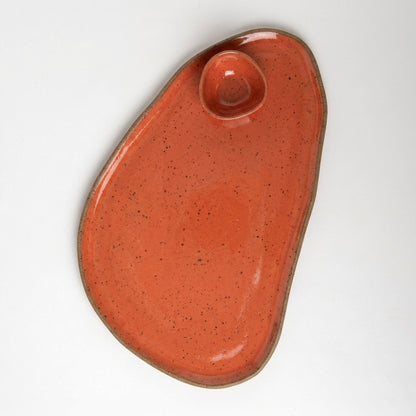 Tábua de frios oval orgânica com molheira triângulo em cerâmica artesanal — argila Flocos, esmalte Laranja Intenso