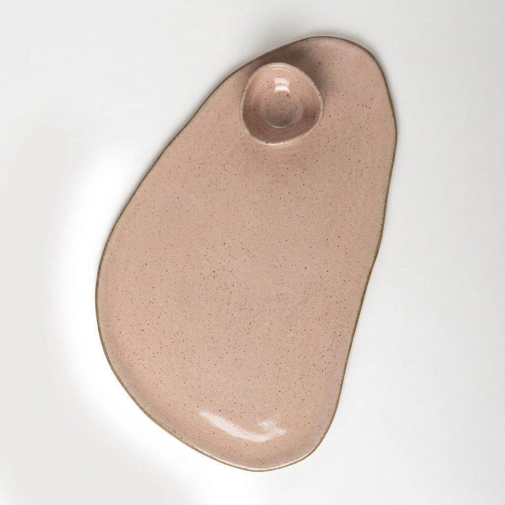 Tábua de frios oval orgânica com molheira triângulo em cerâmica artesanal — argila Flocos, esmalte Nude