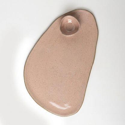 Tábua de frios oval orgânica com molheira triângulo em cerâmica artesanal — argila Flocos, esmalte Nude