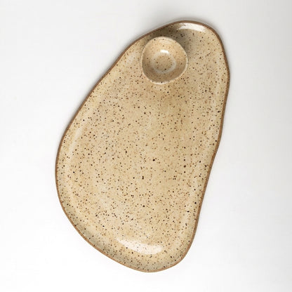 Tábua de frios oval orgânica com molheira triângulo em cerâmica artesanal — argila Flocos, esmalte Pedra Sabão