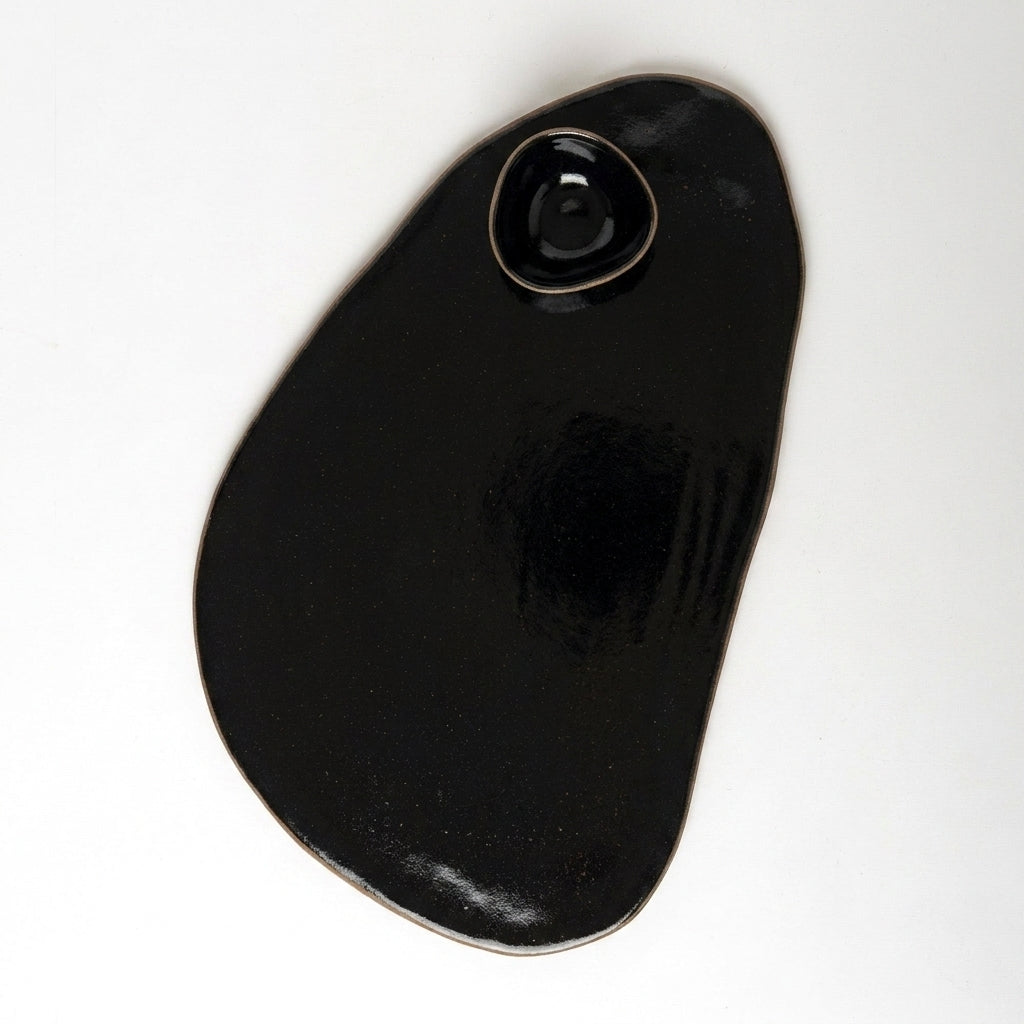 Tábua de frios oval orgânica com molheira triângulo em cerâmica artesanal — argila Flocos, esmalte Preto Ébano