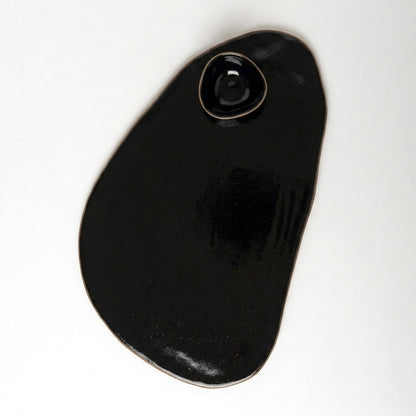 Tábua de frios oval orgânica com molheira triângulo em cerâmica artesanal — argila Flocos, esmalte Preto Ébano