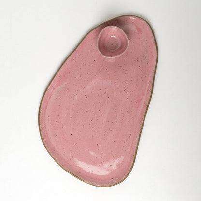 Tábua de frios oval orgânica com molheira triângulo em cerâmica artesanal — argila Flocos, esmalte Rosa Barbie