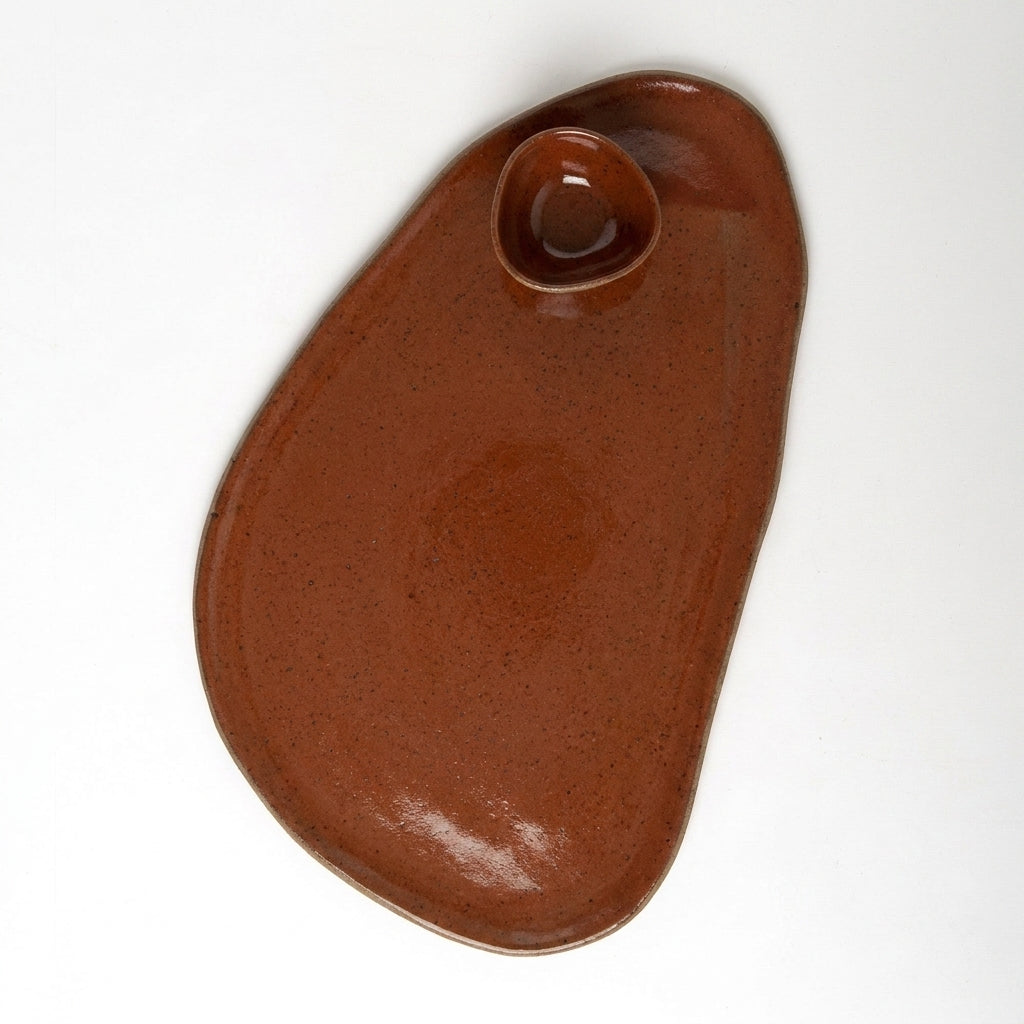 Tábua de frios oval orgânica com molheira triângulo em cerâmica artesanal — argila Flocos, esmalte Sol de Terracota