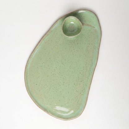 Tábua de frios oval orgânica com molheira triângulo em cerâmica artesanal — argila Flocos, esmalte Verde Menta