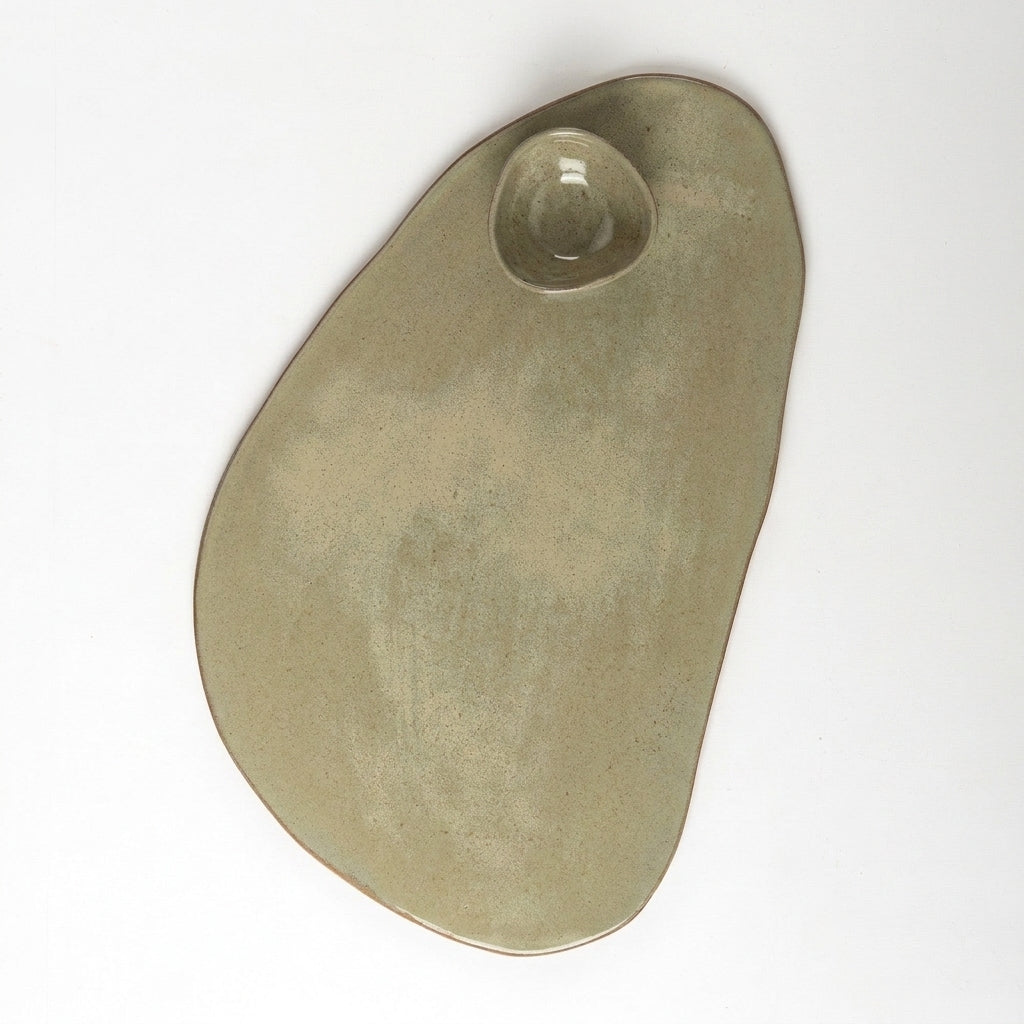 Tábua de frios oval orgânica com molheira triângulo em cerâmica artesanal — argila Flocos, esmalte Verde Pompeia