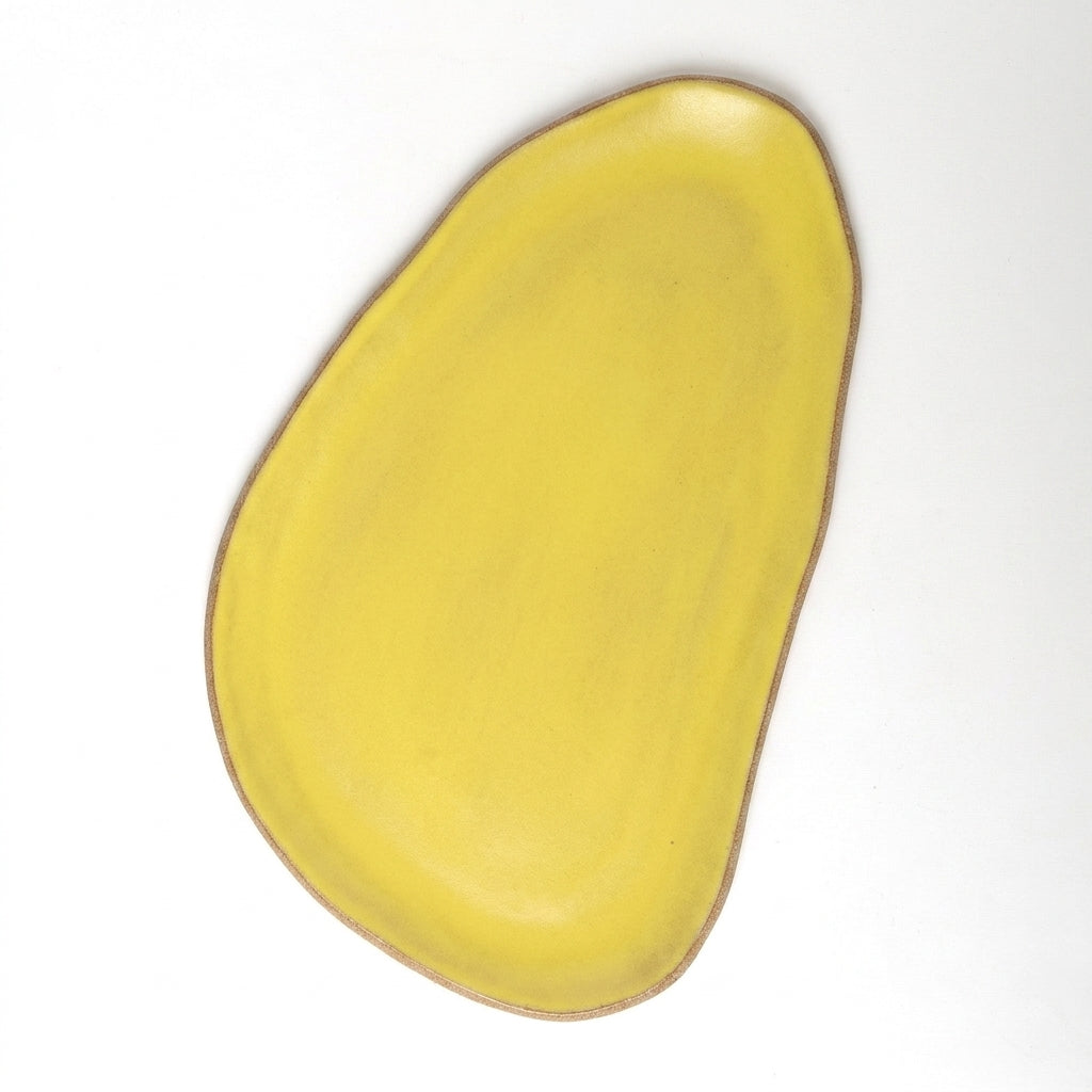 Tábua de Frios Oval Orgânica em cerâmica artesanal — argila Cappuccino, esmalte Amarelo Intenso