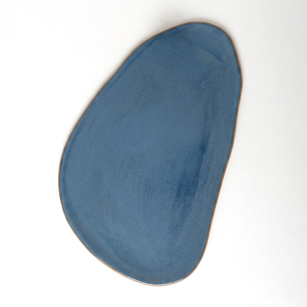 Tábua de Frios Oval Orgânica em cerâmica artesanal — argila Cappuccino, esmalte Azul Safira