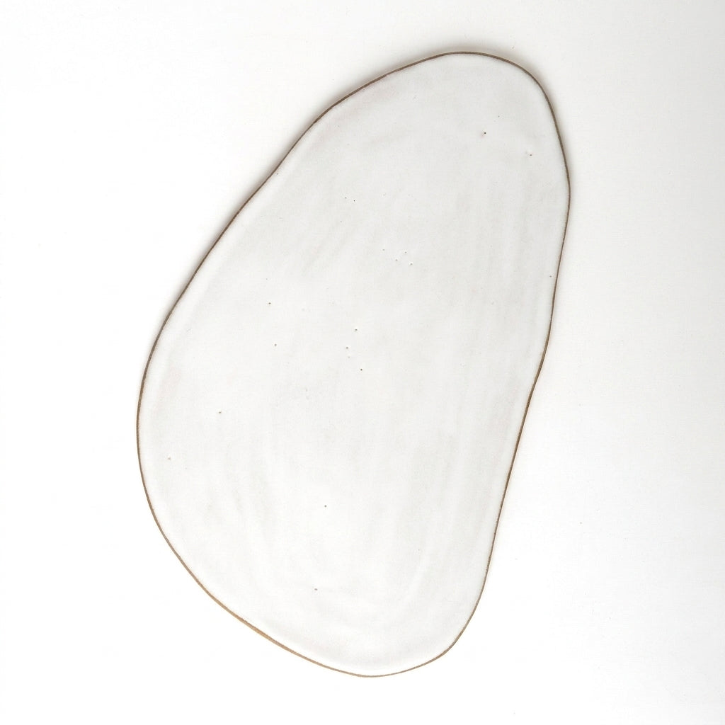 Tábua de Frios Oval Orgânica em cerâmica artesanal — argila Cappuccino, esmalte Branco AMME