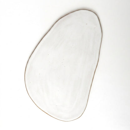 Tábua de Frios Oval Orgânica em cerâmica artesanal — argila Cappuccino, esmalte Branco AMME