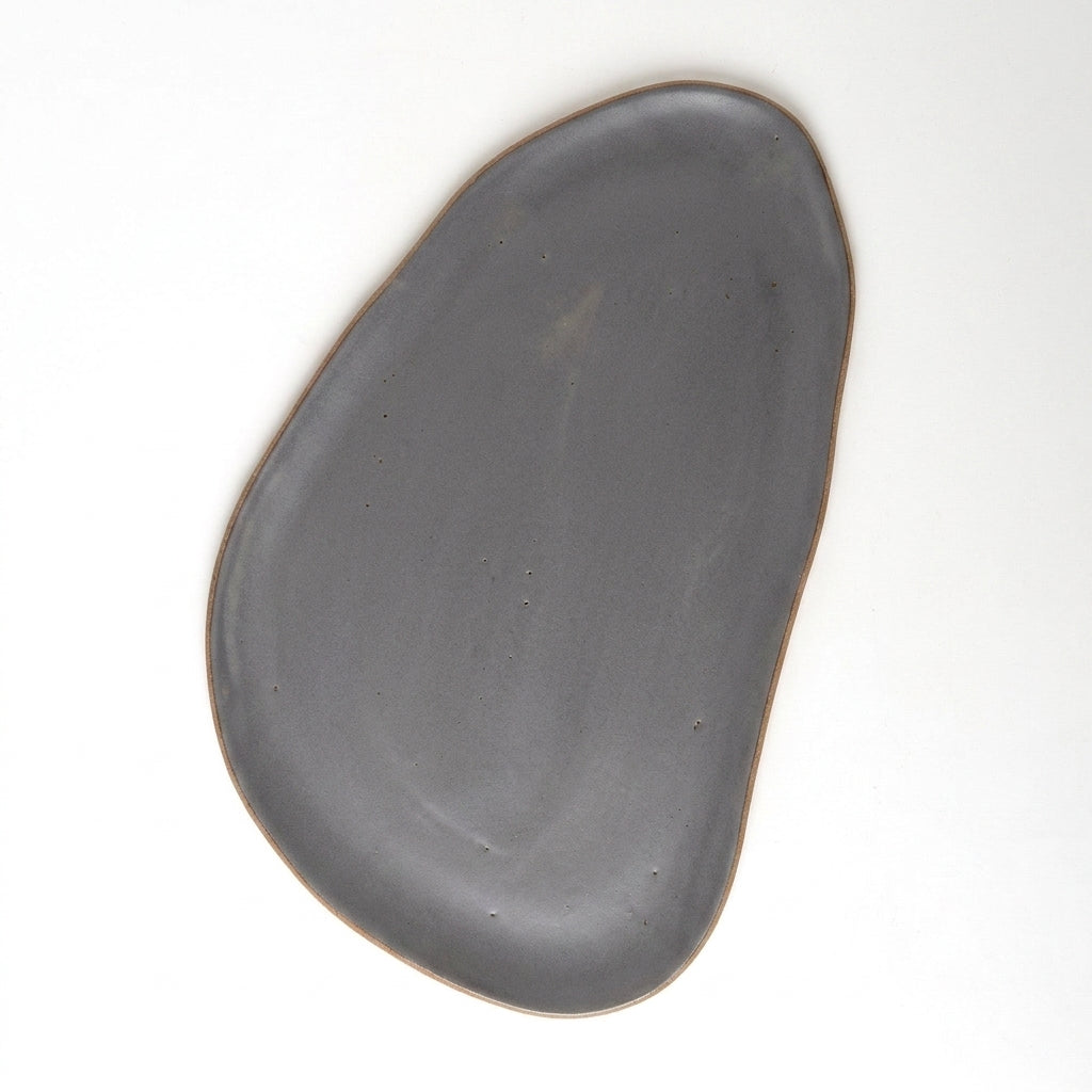 Tábua de Frios Oval Orgânica em cerâmica artesanal — argila Cappuccino, esmalte Grafite