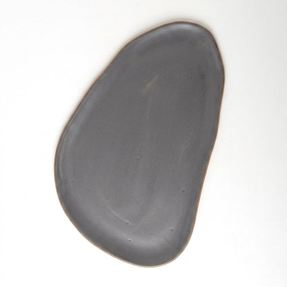 Tábua de Frios Oval Orgânica em cerâmica artesanal — argila Cappuccino, esmalte Grafite