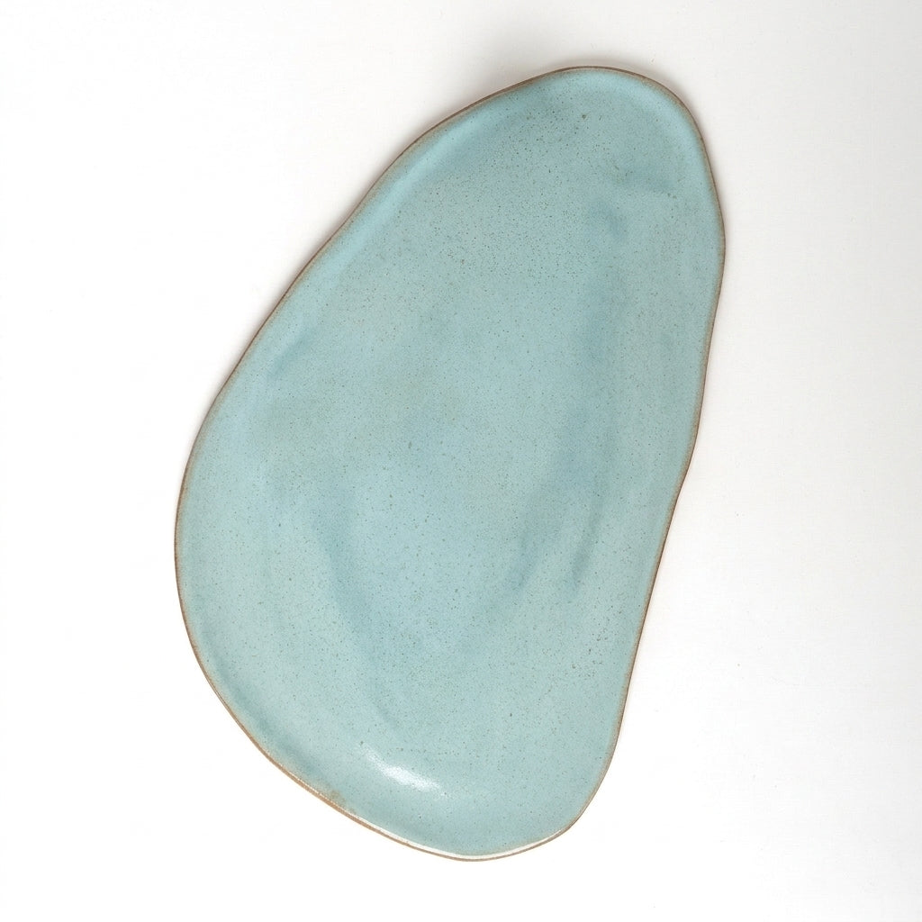 Tábua de Frios Oval Orgânica em cerâmica artesanal — argila Cappuccino, esmalte Jujuba