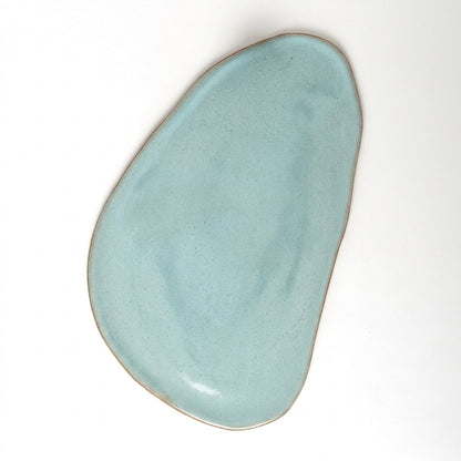 Tábua de Frios Oval Orgânica em cerâmica artesanal — argila Cappuccino, esmalte Jujuba