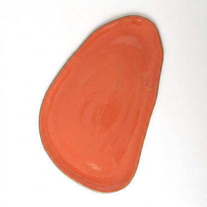 Tábua de Frios Oval Orgânica em cerâmica artesanal — argila Cappuccino, esmalte Laranja Intenso