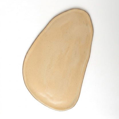 Tábua de Frios Oval Orgânica em cerâmica artesanal — argila Cappuccino, esmalte Pedra Sabão