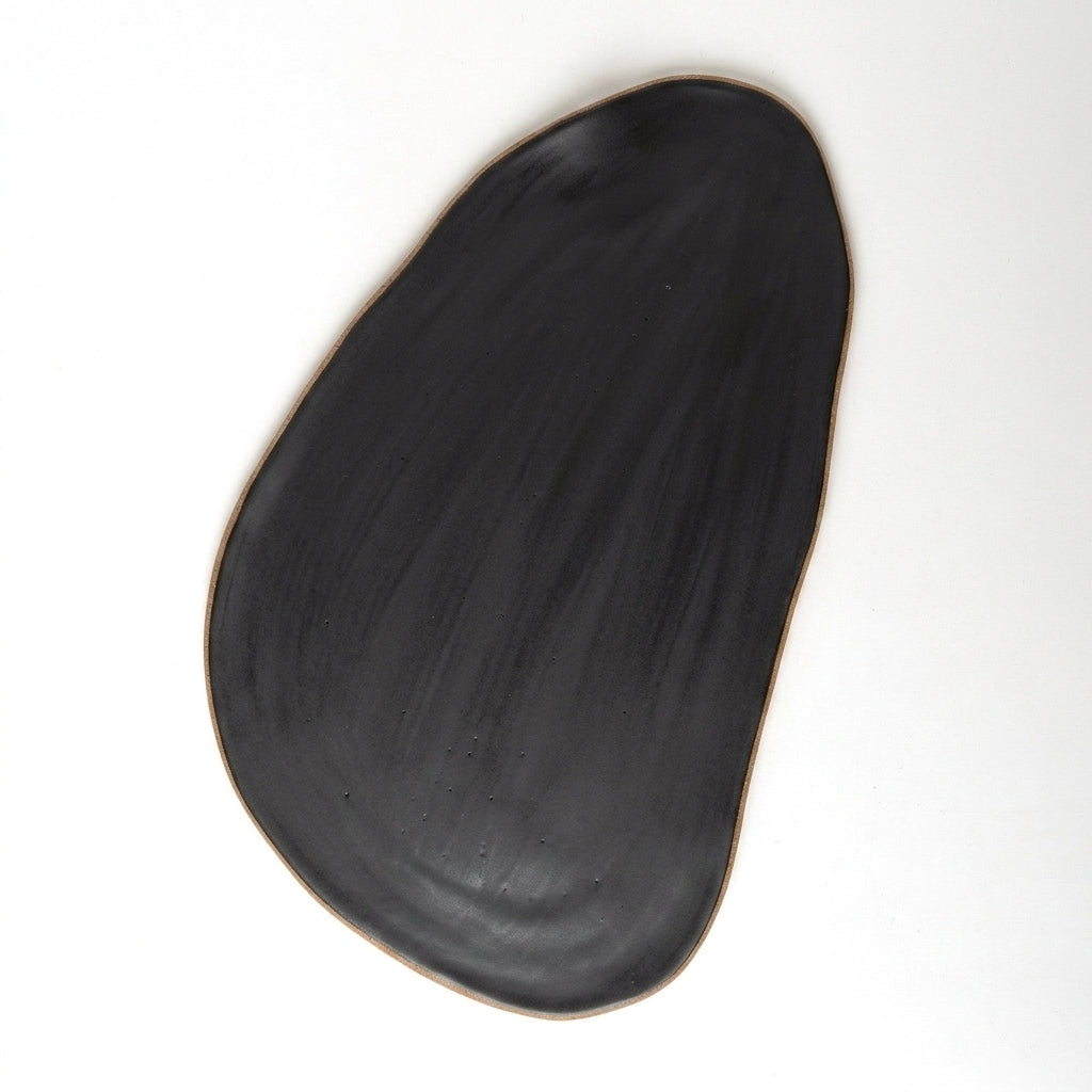 Tábua de Frios Oval Orgânica em cerâmica artesanal — argila Cappuccino, esmalte Preto Acetinado