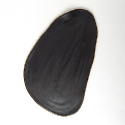 Tábua de Frios Oval Orgânica em cerâmica artesanal — argila Cappuccino, esmalte Preto Acetinado