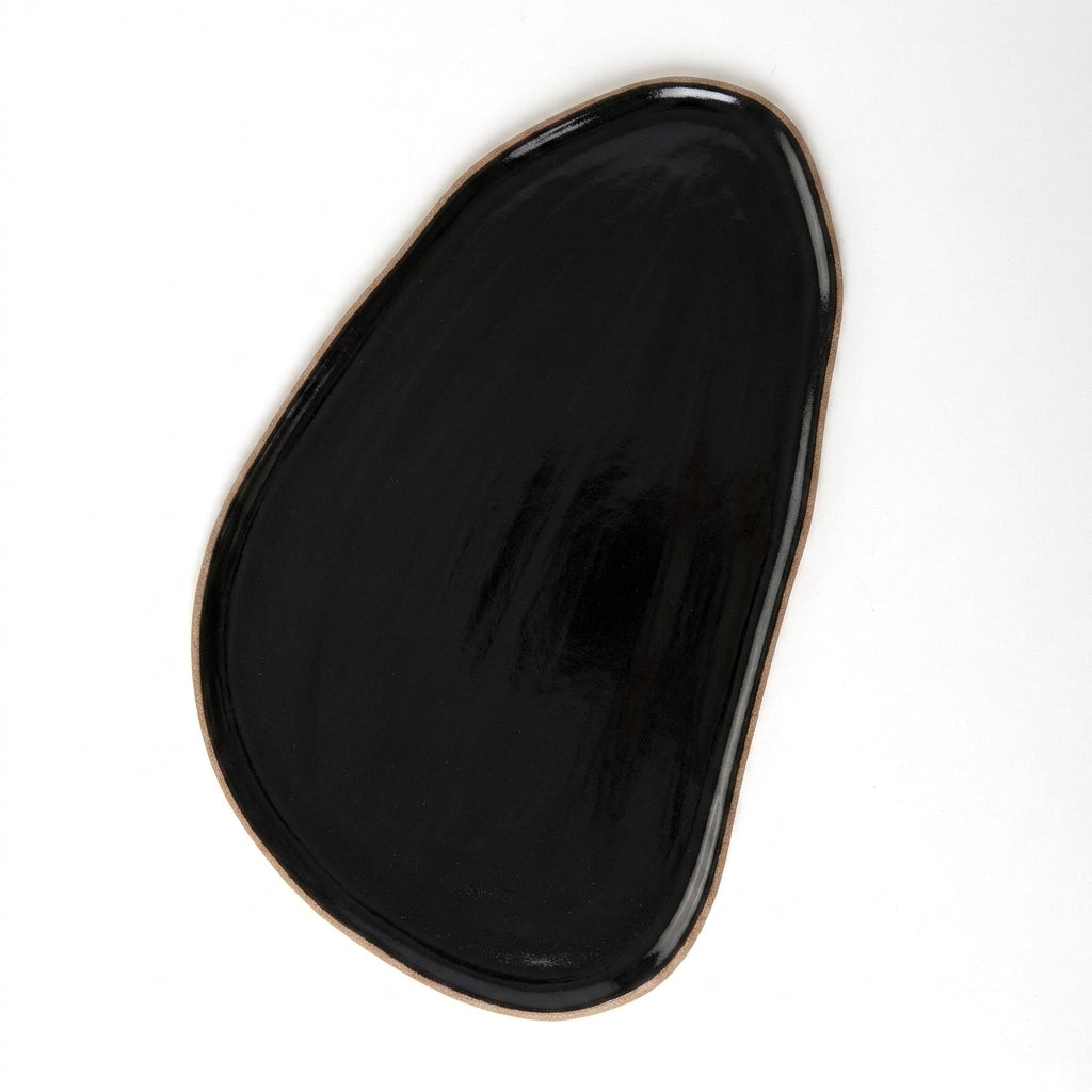 Tábua de Frios Oval Orgânica em cerâmica artesanal — argila Cappuccino, esmalte Preto Ébano
