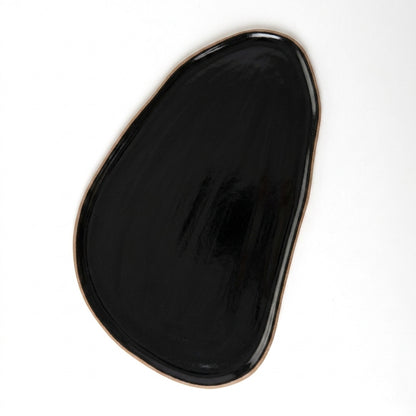 Tábua de Frios Oval Orgânica em cerâmica artesanal — argila Cappuccino, esmalte Preto Ébano