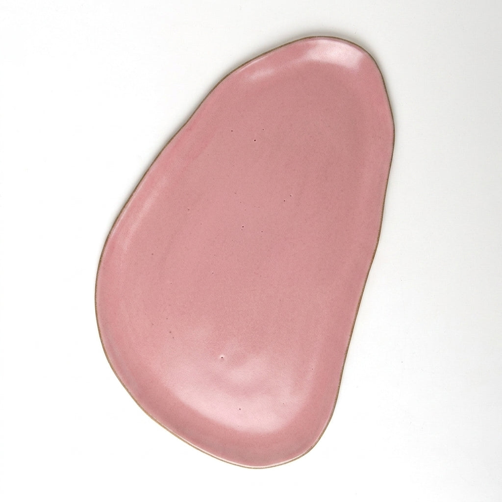 Tábua de Frios Oval Orgânica em cerâmica artesanal — argila Cappuccino, esmalte Rosa Barbie