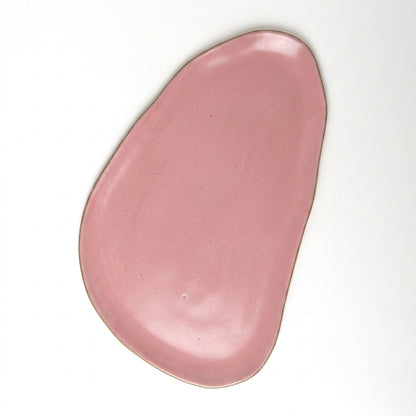 Tábua de Frios Oval Orgânica em cerâmica artesanal — argila Cappuccino, esmalte Rosa Barbie