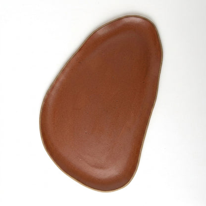 Tábua de Frios Oval Orgânica em cerâmica artesanal — argila Cappuccino, esmalte Sol de Terracota