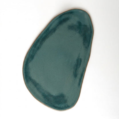 Tábua de Frios Oval Orgânica em cerâmica artesanal — argila Cappuccino, esmalte Verde Exército