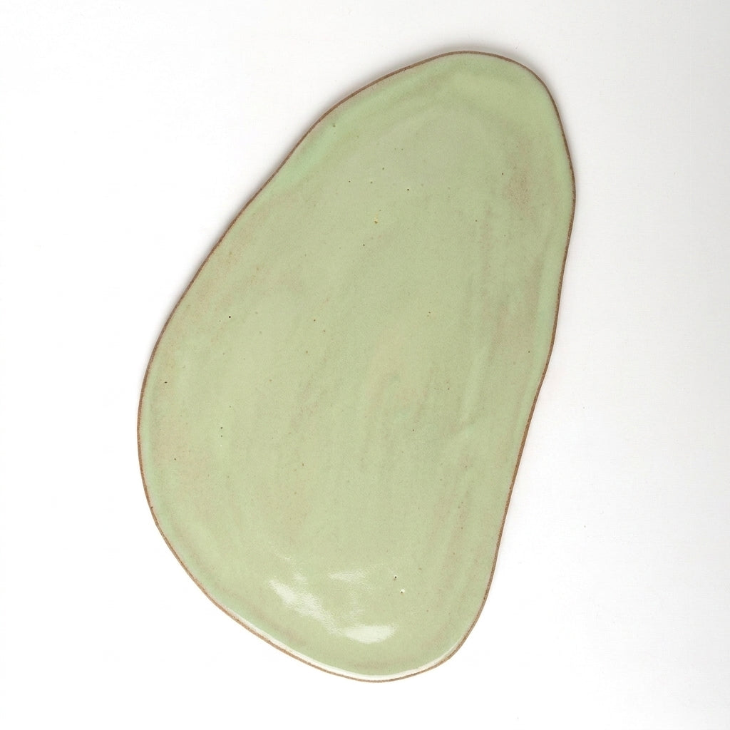 Tábua de Frios Oval Orgânica em cerâmica artesanal — argila Cappuccino, esmalte Verde Menta