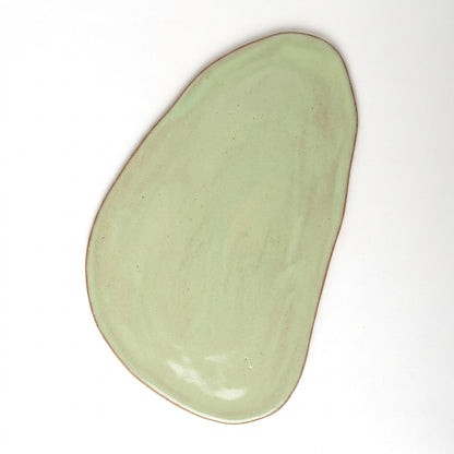 Tábua de Frios Oval Orgânica em cerâmica artesanal — argila Cappuccino, esmalte Verde Menta