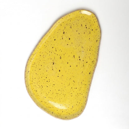 Tábua de Frios Oval Orgânica em cerâmica artesanal — argila Flocos, esmalte Amarelo Intenso