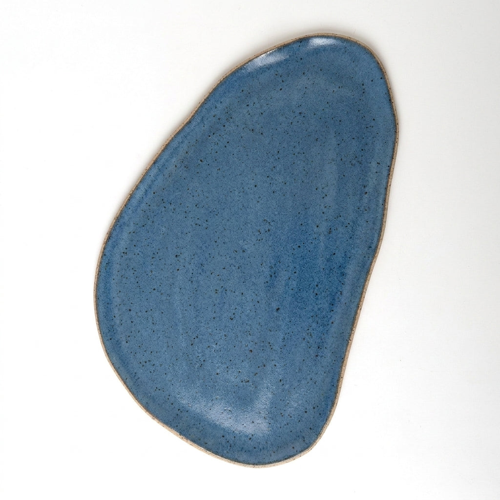 Tábua de Frios Oval Orgânica em cerâmica artesanal — argila Flocos, esmalte Azul Safira