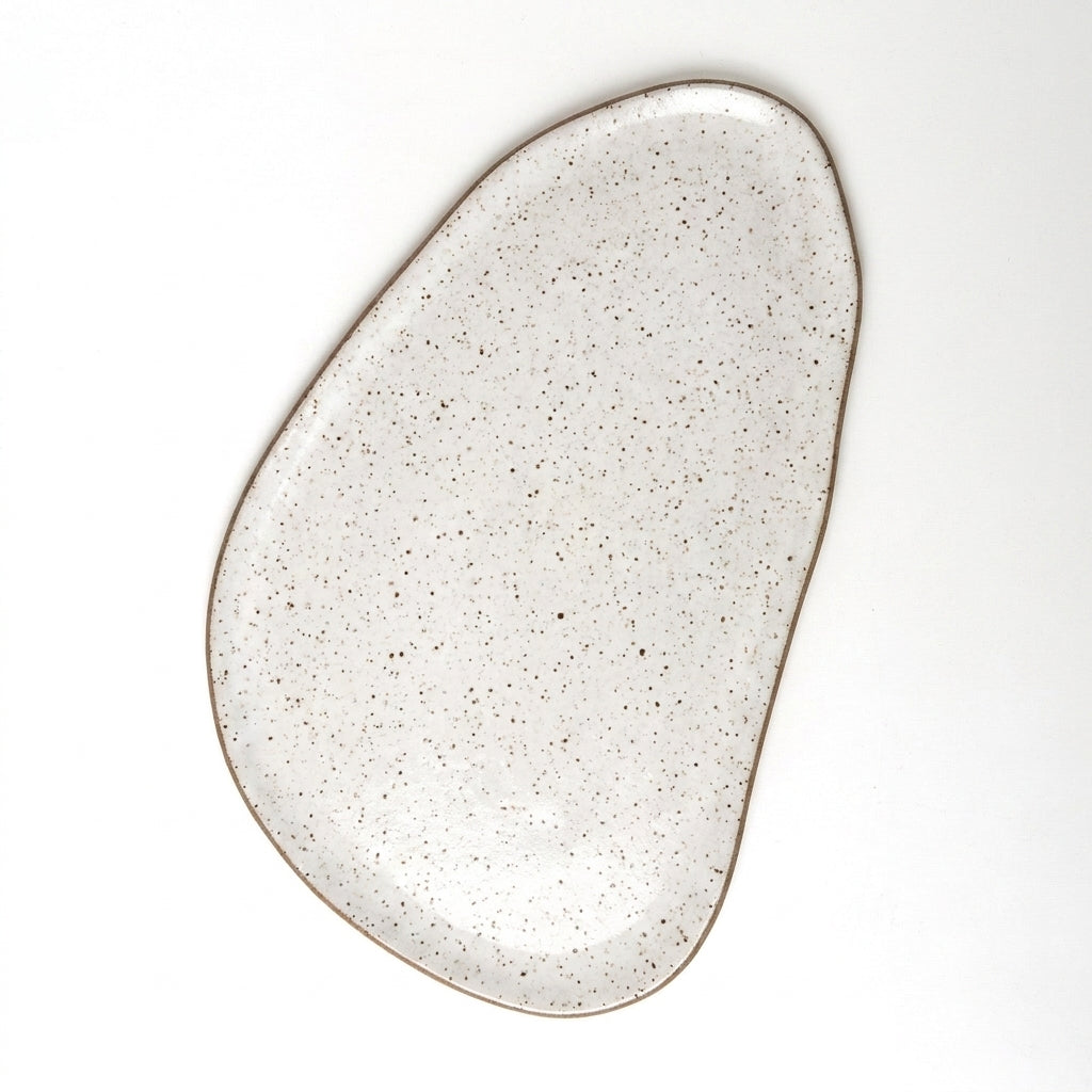 Tábua de Frios Oval Orgânica em cerâmica artesanal — argila Flocos, esmalte Branco AMME