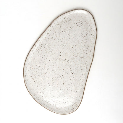 Tábua de Frios Oval Orgânica em cerâmica artesanal — argila Flocos, esmalte Branco AMME