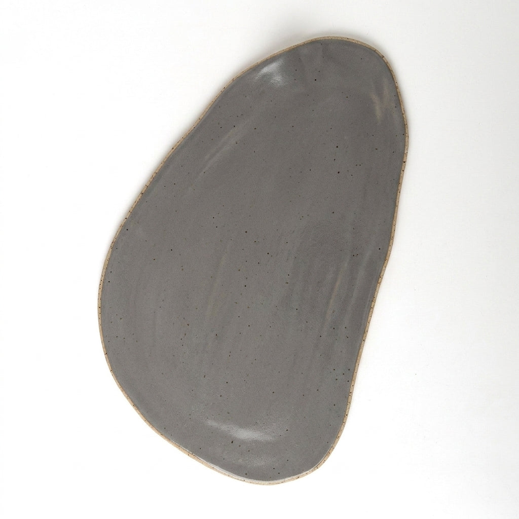 Tábua de Frios Oval Orgânica em cerâmica artesanal — argila Flocos, esmalte Grafite