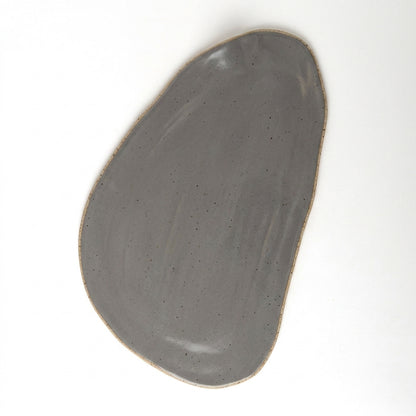 Tábua de Frios Oval Orgânica em cerâmica artesanal — argila Flocos, esmalte Grafite