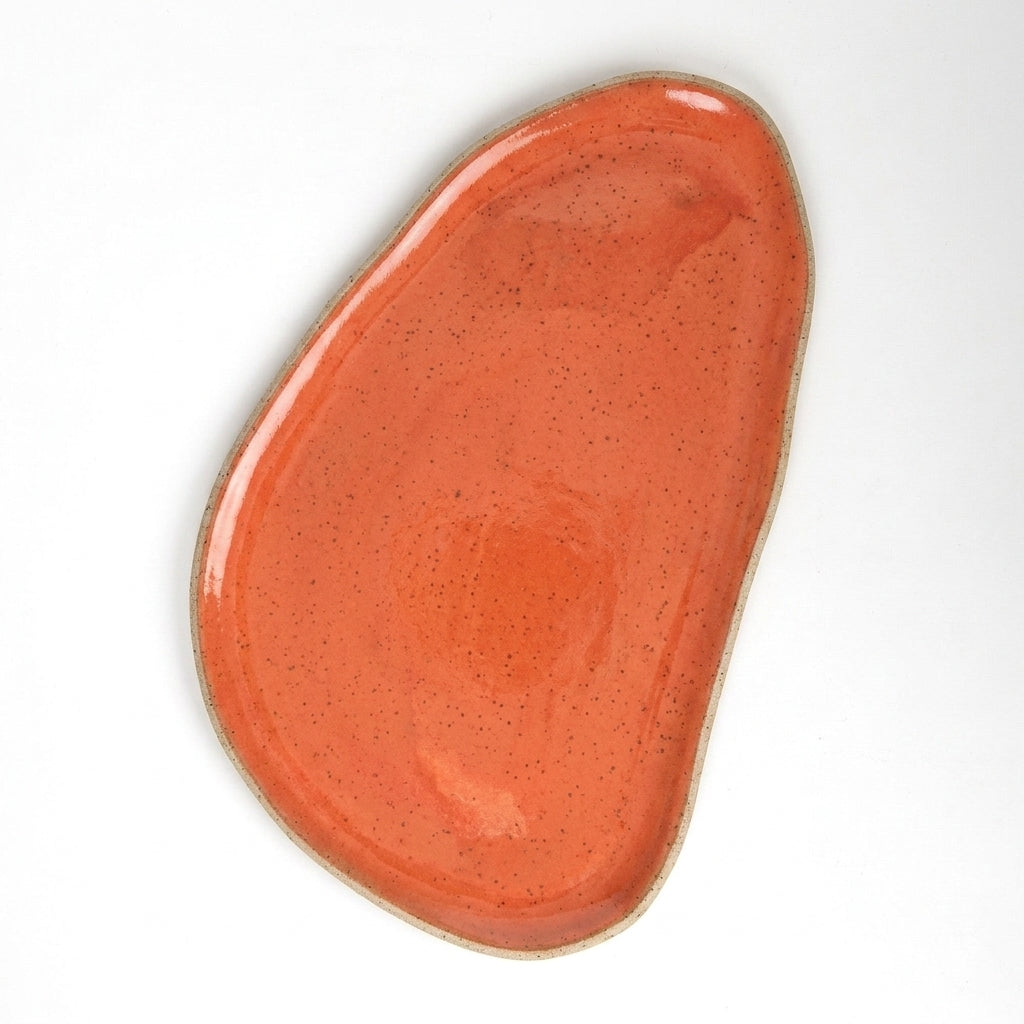 Tábua de Frios Oval Orgânica em cerâmica artesanal — argila Flocos, esmalte Laranja Intenso