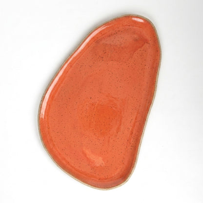 Tábua de Frios Oval Orgânica em cerâmica artesanal — argila Flocos, esmalte Laranja Intenso