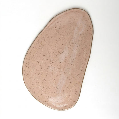 Tábua de Frios Oval Orgânica em cerâmica artesanal — argila Flocos, esmalte Nude