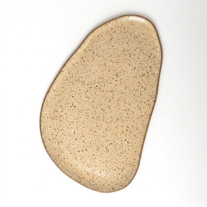 Tábua de Frios Oval Orgânica em cerâmica artesanal — argila Flocos, esmalte Pedra Sabão