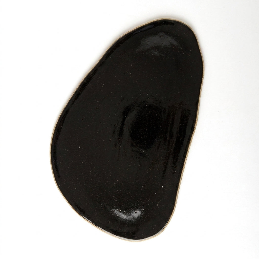 Tábua de Frios Oval Orgânica em cerâmica artesanal — argila Flocos, esmalte Preto Ébano