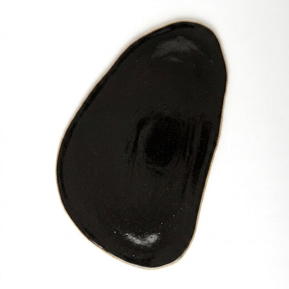 Tábua de Frios Oval Orgânica em cerâmica artesanal — argila Flocos, esmalte Preto Ébano