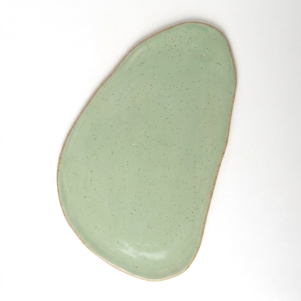 Tábua de Frios Oval Orgânica em cerâmica artesanal — argila Flocos, esmalte Verde Menta