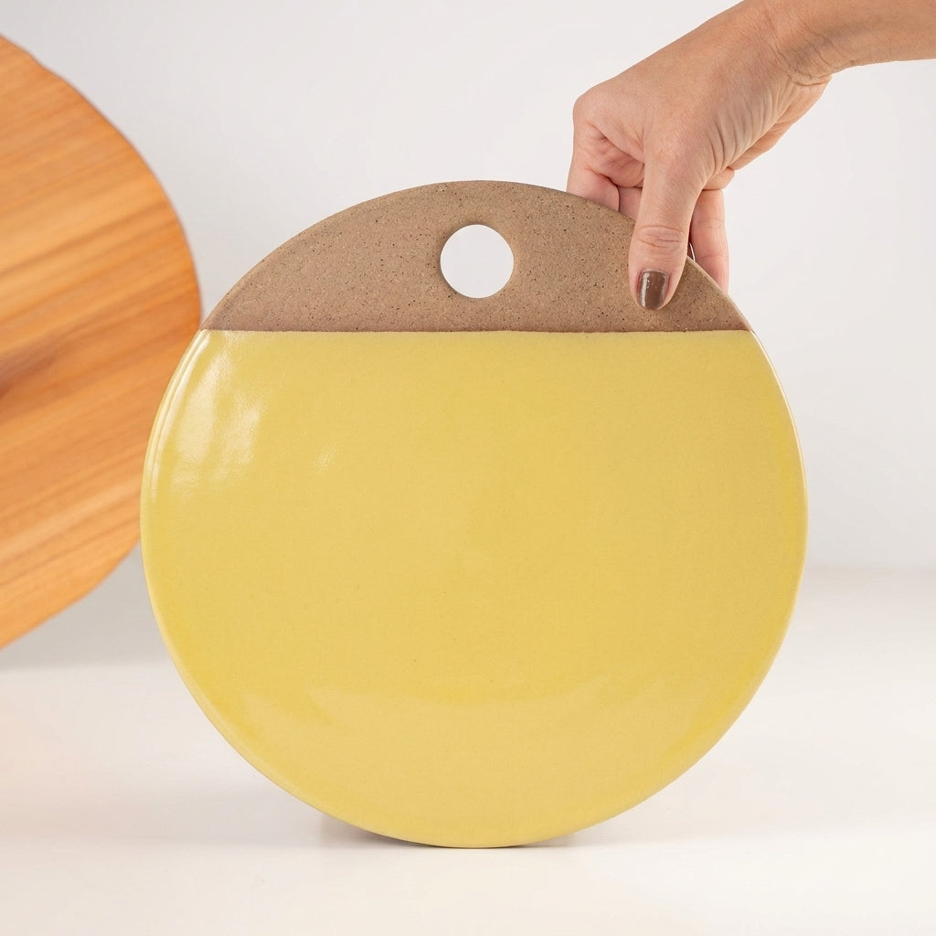 Tábua de Frios Redonda em cerâmica artesanal — tamanho 26CM, argila Cappuccino, esmalte Amarelo Intenso