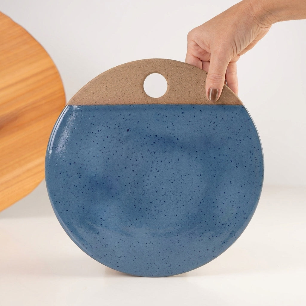 Tábua de Frios Redonda em cerâmica artesanal — tamanho 26CM, argila Cappuccino, esmalte Azul Safira