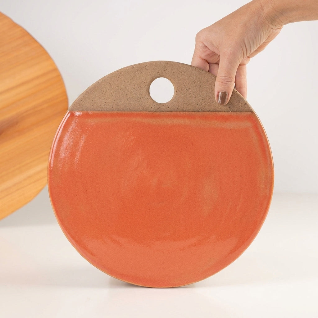 Tábua de Frios Redonda em cerâmica artesanal — tamanho 26CM, argila Cappuccino, esmalte Laranja Intenso