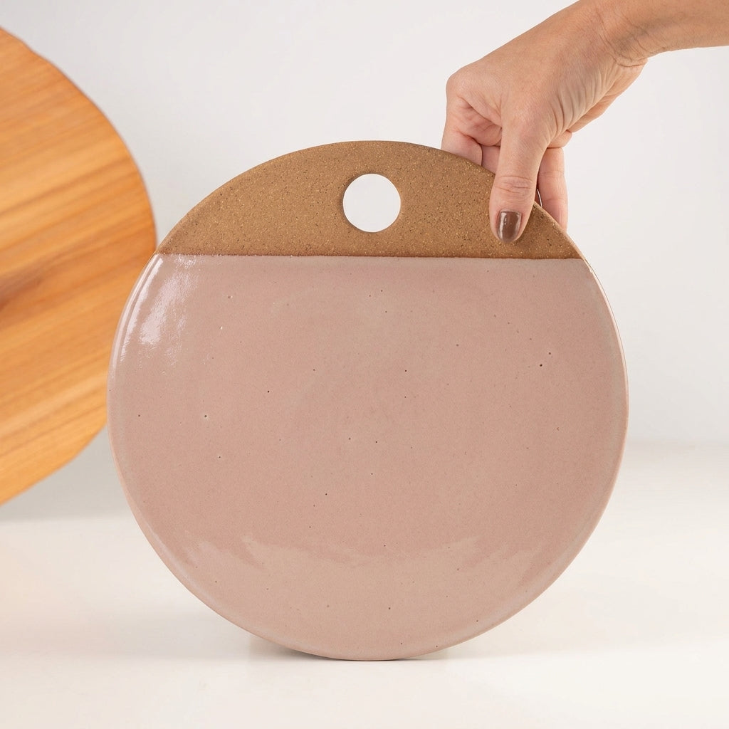 Tábua de Frios Redonda em cerâmica artesanal — tamanho 26CM, argila Cappuccino, esmalte Nude