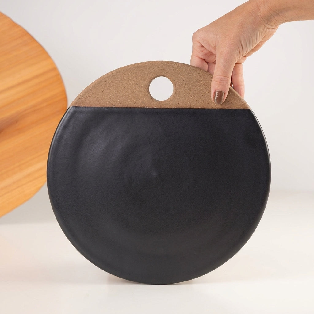 Tábua de Frios Redonda em cerâmica artesanal — tamanho 26CM, argila Cappuccino, esmalte Preto Acetinado